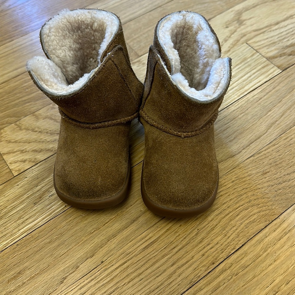 Uggs- velcro